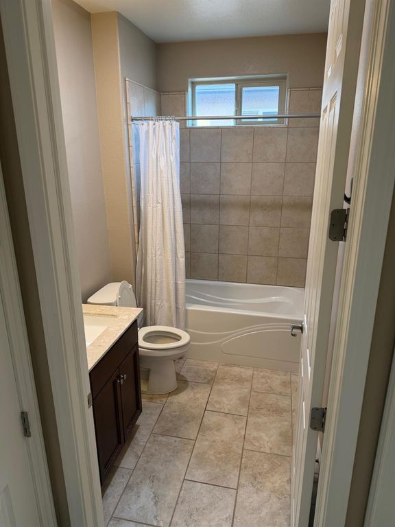 Image 13 of property listing at 1820 E Bella Senterio Avenue, Fresno, CA 93730