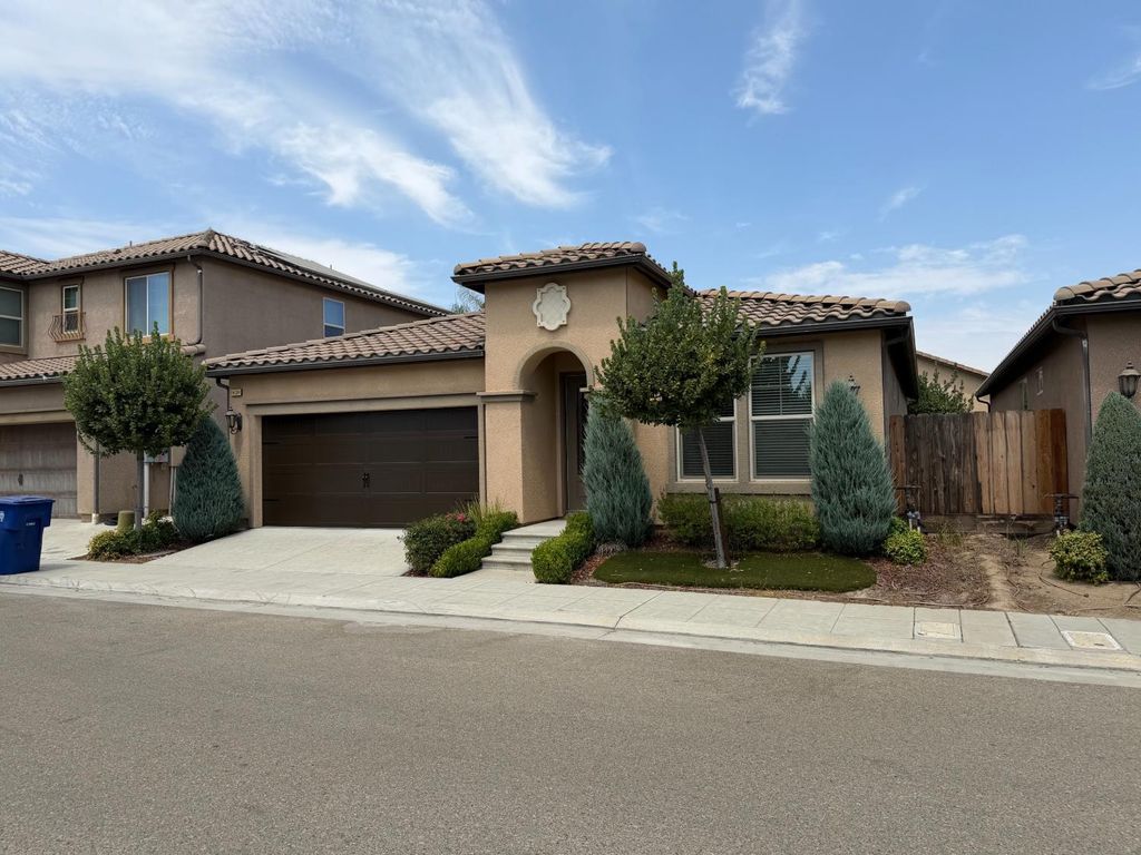 Image 2 of property listing at 1820 E Bella Senterio Avenue, Fresno, CA 93730