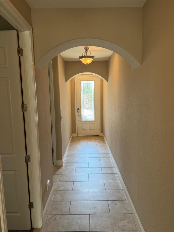 Image 4 of property listing at 1820 E Bella Senterio Avenue, Fresno, CA 93730