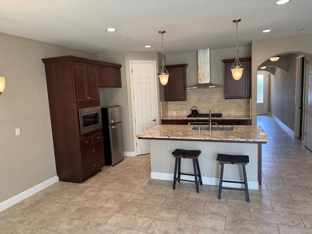 Image 6 of property listing at 1820 E Bella Senterio Avenue, Fresno, CA 93730