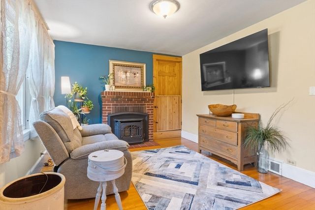 361 Mulpus Rd, Lunenburg, MA 01462
