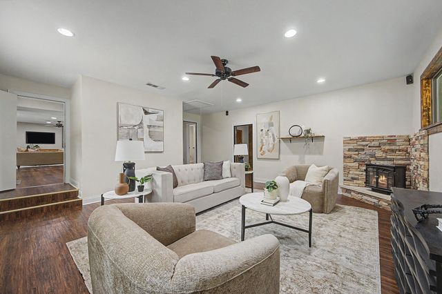 106 Pecan Creek Street, Red Oak, TX 75154