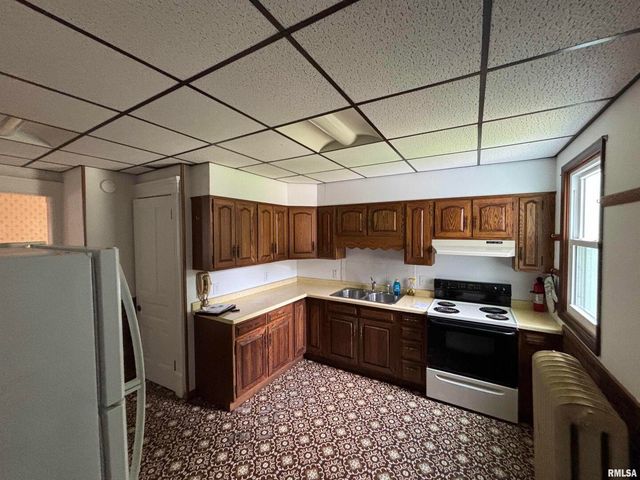 802 4TH Street W, Sterling, IL 61081