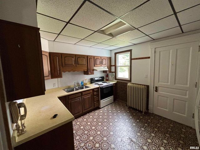 802 4TH Street W, Sterling, IL 61081