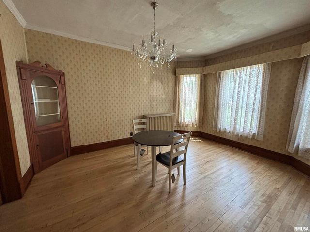 802 4TH Street W, Sterling, IL 61081