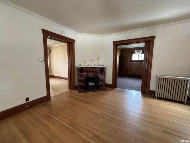 802 4TH Street W, Sterling, IL 61081