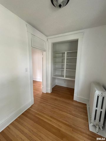 802 4TH Street W, Sterling, IL 61081