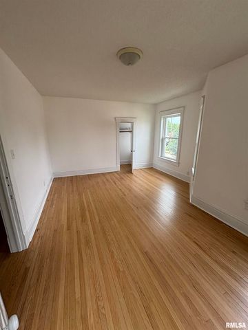 802 4TH Street W, Sterling, IL 61081