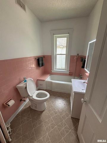 802 4TH Street W, Sterling, IL 61081