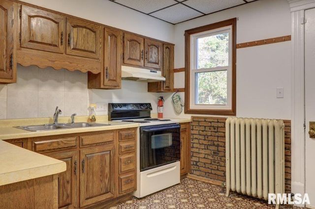 802 4TH Street W, Sterling, IL 61081