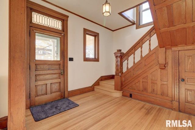 802 4TH Street W, Sterling, IL 61081