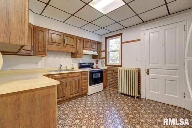 802 4TH Street W, Sterling, IL 61081