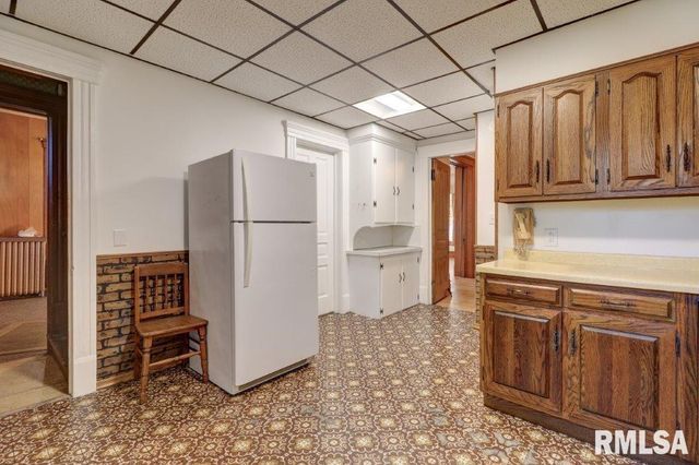 802 4TH Street W, Sterling, IL 61081