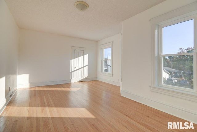 802 4TH Street W, Sterling, IL 61081