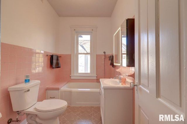 802 4TH Street W, Sterling, IL 61081