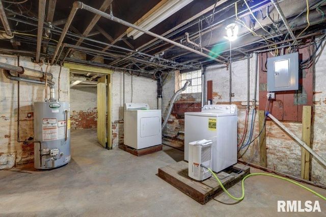 802 4TH Street W, Sterling, IL 61081