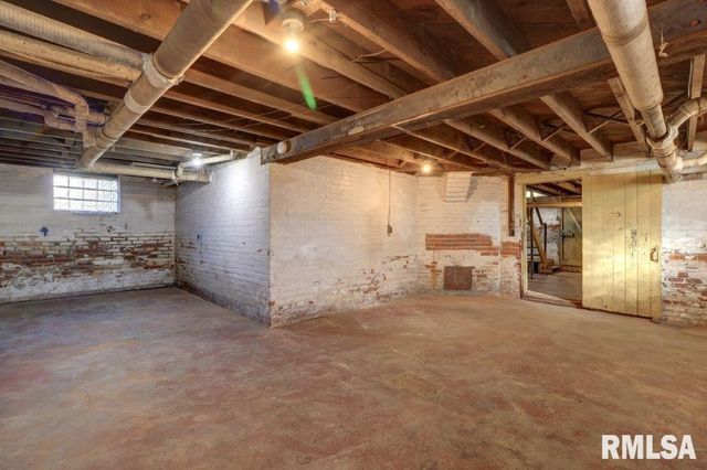 802 4TH Street W, Sterling, IL 61081