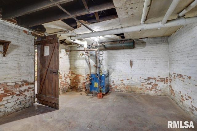 802 4TH Street W, Sterling, IL 61081