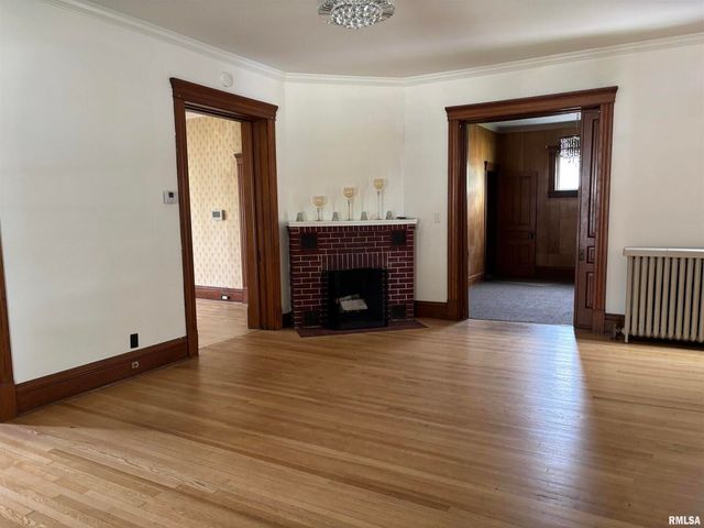 802 4TH Street W, Sterling, IL 61081