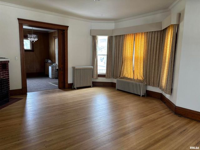 802 4TH Street W, Sterling, IL 61081