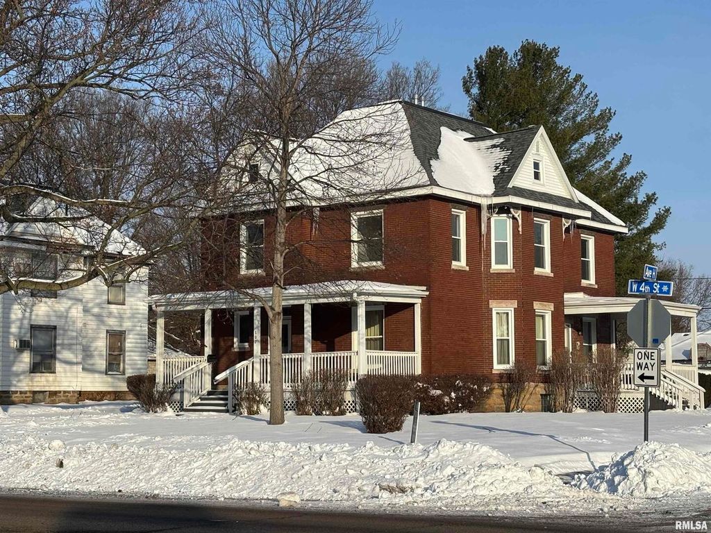 802 4TH Street W, Sterling, IL 61081