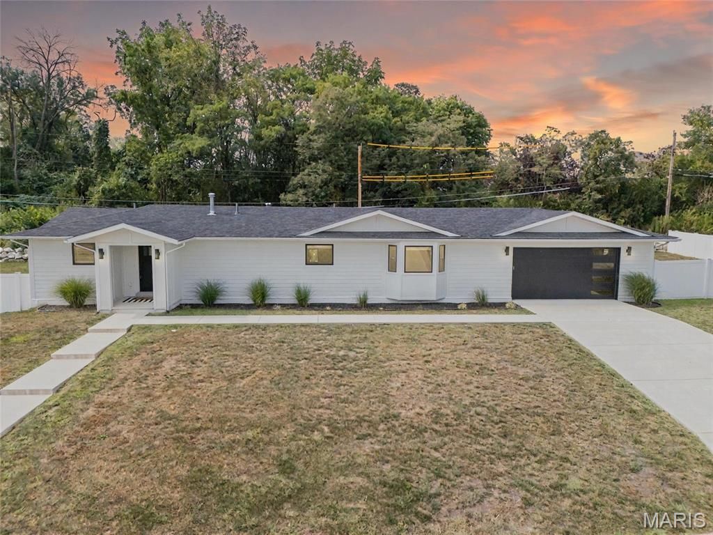 4124 Lois Lane, St Louis, MO 63125