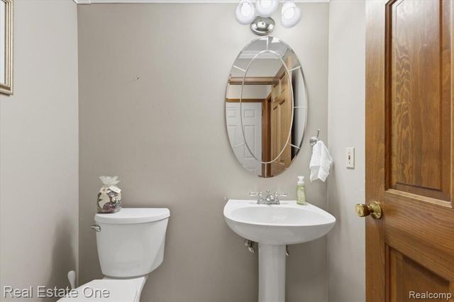720 Essex Drive, Rochester Hills, MI 48307