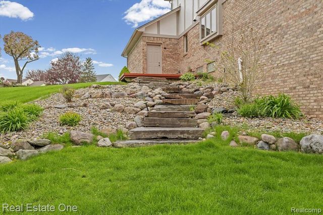 720 Essex Drive, Rochester Hills, MI 48307
