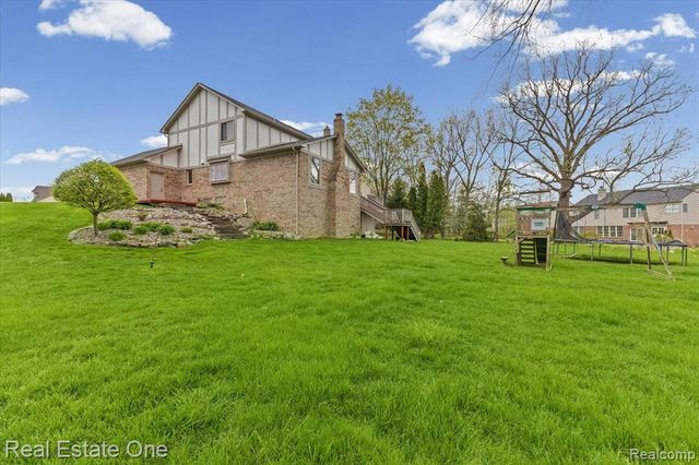 720 Essex Drive, Rochester Hills, MI 48307