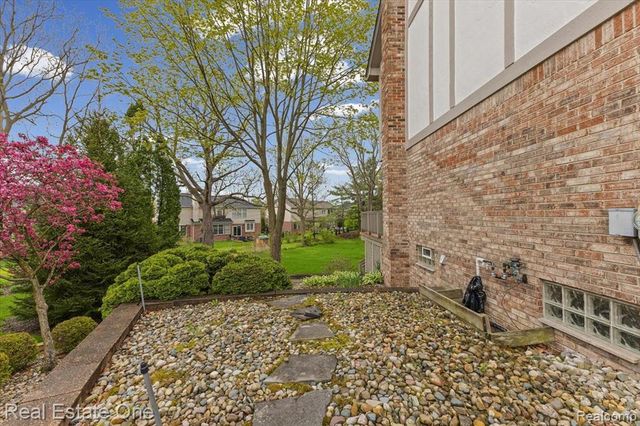 720 Essex Drive, Rochester Hills, MI 48307