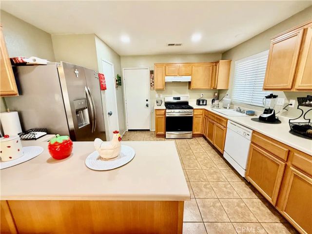 3040 Avishan, Perris, CA 92571