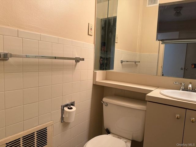 490 Atlantic Avenue 115, East Rockaway, NY 11518