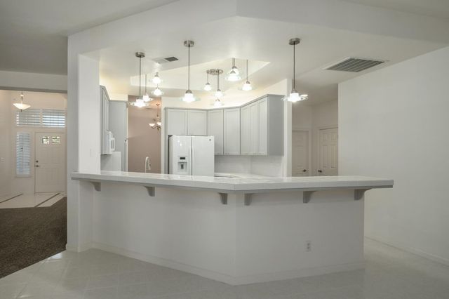 512 W Fallbrook Avenue, Clovis, CA 93611