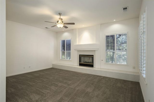 512 W Fallbrook Avenue, Clovis, CA 93611