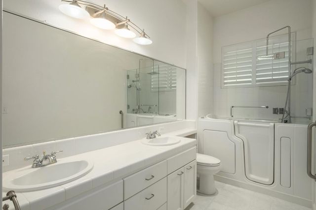 512 W Fallbrook Avenue, Clovis, CA 93611