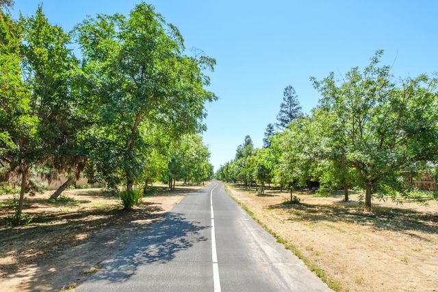 512 W Fallbrook Avenue, Clovis, CA 93611