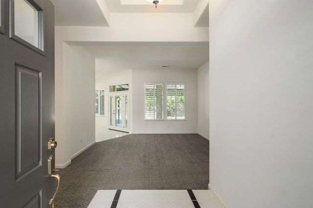 512 W Fallbrook Avenue, Clovis, CA 93611