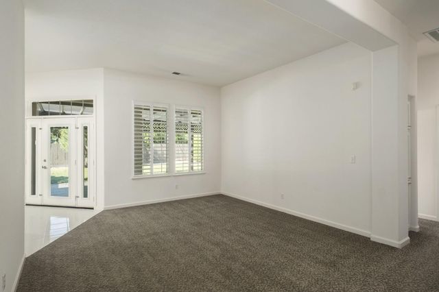 512 W Fallbrook Avenue, Clovis, CA 93611