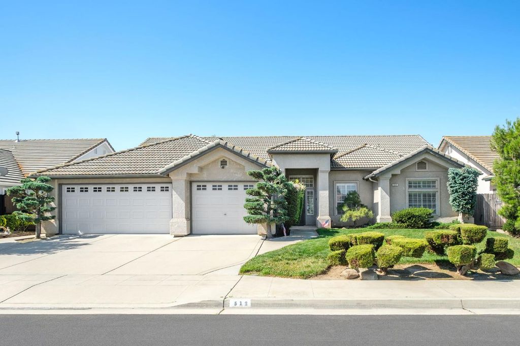 Image 1 of property listing at 512 W Fallbrook Avenue, Clovis, CA 93611