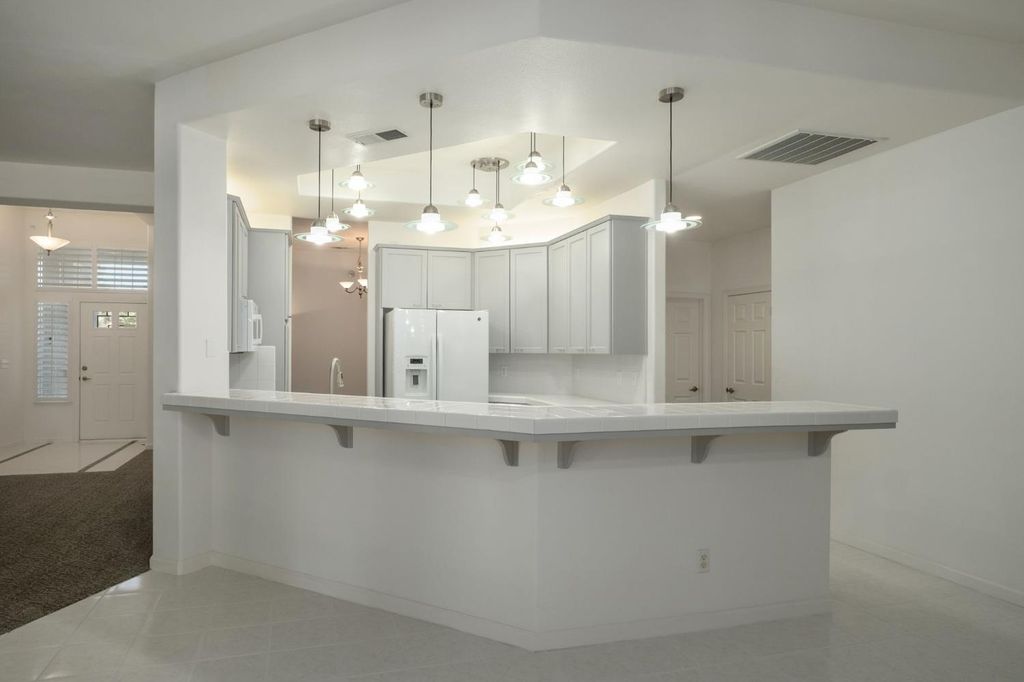 Image 12 of property listing at 512 W Fallbrook Avenue, Clovis, CA 93611