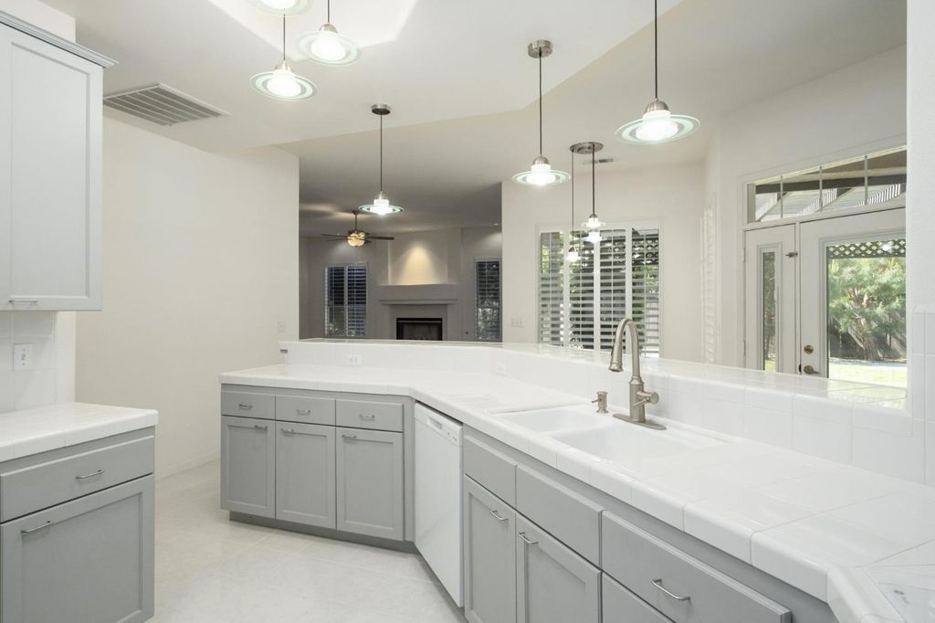 Image 16 of property listing at 512 W Fallbrook Avenue, Clovis, CA 93611