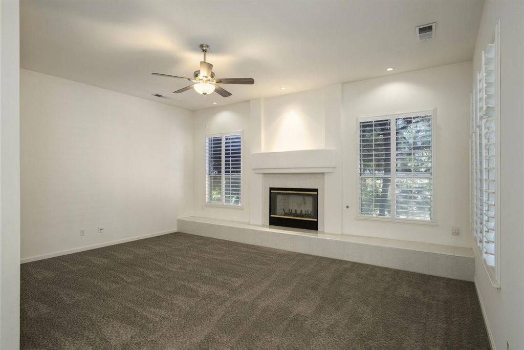 Image 19 of property listing at 512 W Fallbrook Avenue, Clovis, CA 93611