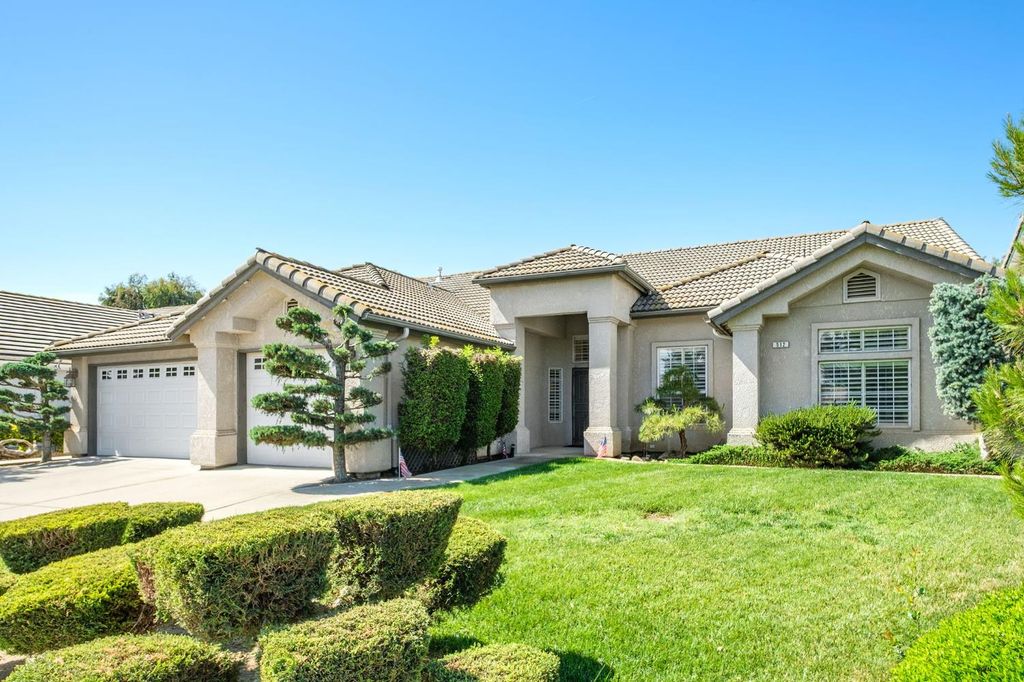 Image 2 of property listing at 512 W Fallbrook Avenue, Clovis, CA 93611