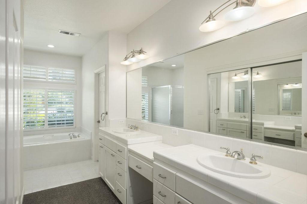 Image 26 of property listing at 512 W Fallbrook Avenue, Clovis, CA 93611