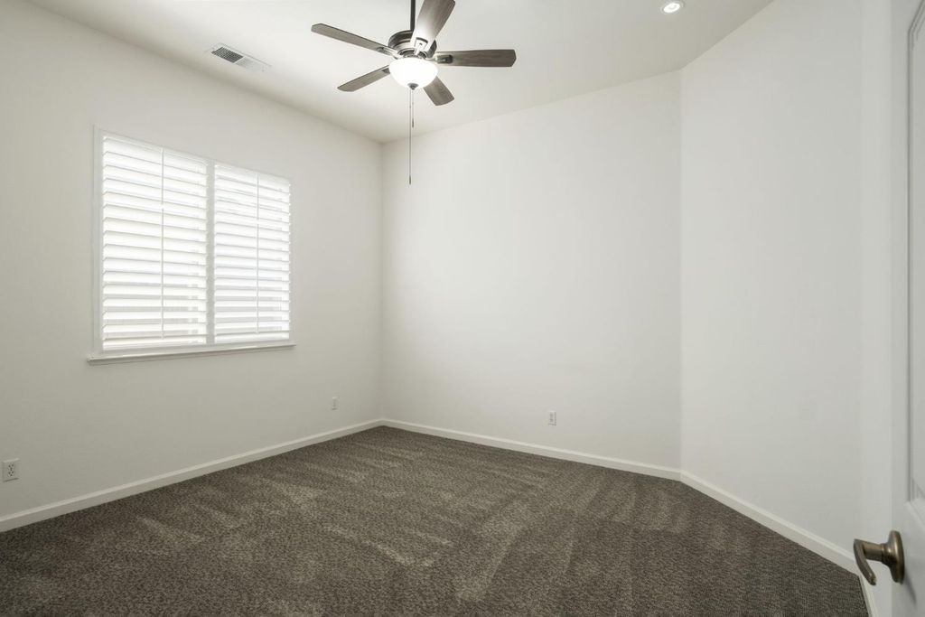 Image 32 of property listing at 512 W Fallbrook Avenue, Clovis, CA 93611