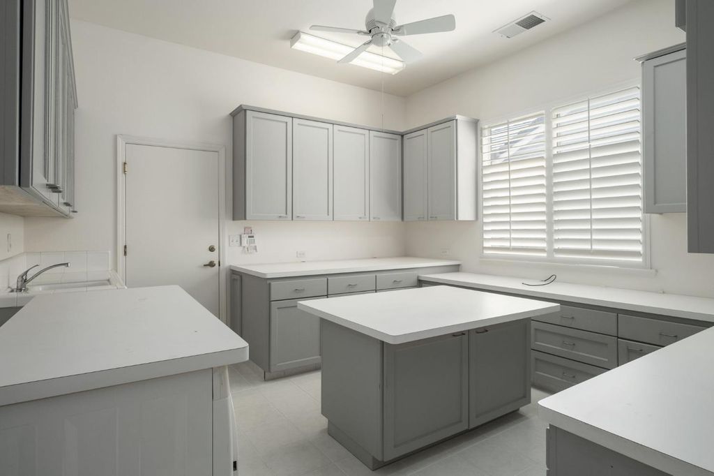 Image 34 of property listing at 512 W Fallbrook Avenue, Clovis, CA 93611