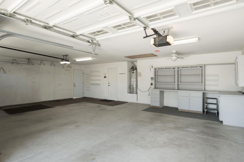 Image 36 of property listing at 512 W Fallbrook Avenue, Clovis, CA 93611