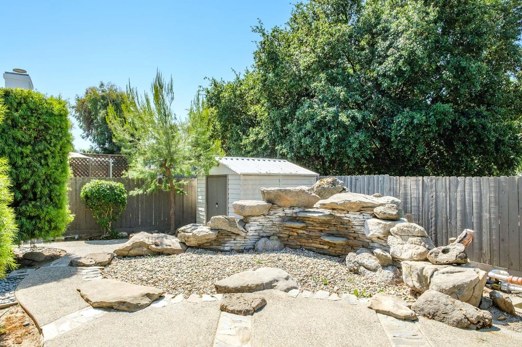 Image 41 of property listing at 512 W Fallbrook Avenue, Clovis, CA 93611