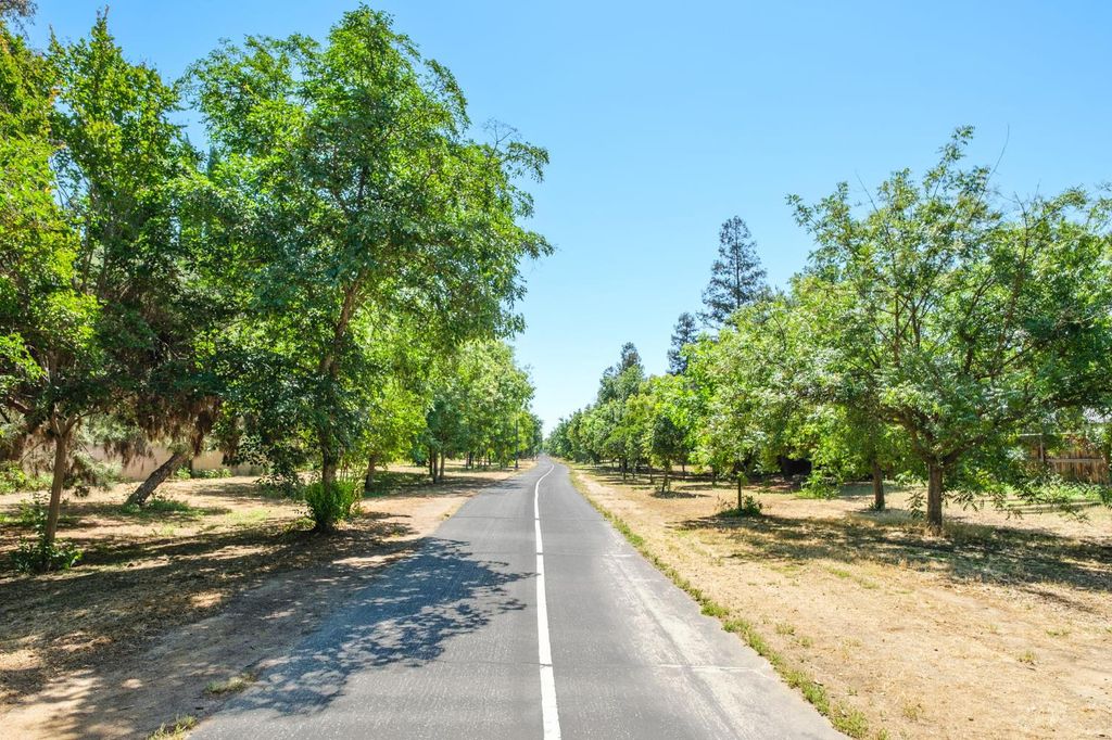 Image 44 of property listing at 512 W Fallbrook Avenue, Clovis, CA 93611