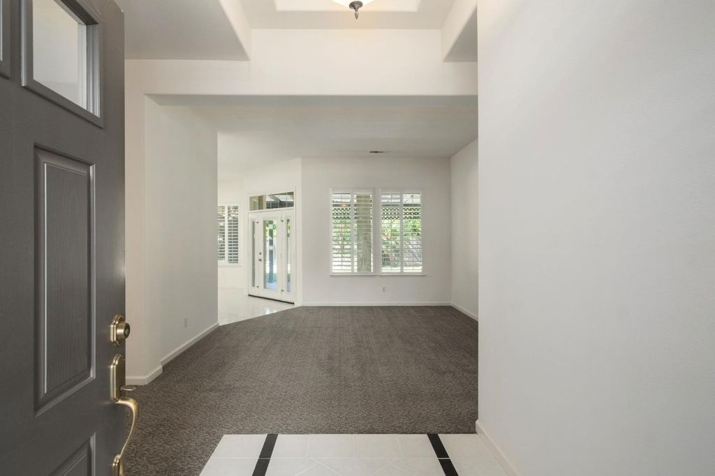 Image 5 of property listing at 512 W Fallbrook Avenue, Clovis, CA 93611